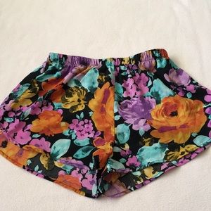 FLOWY FLORAL SHORTS